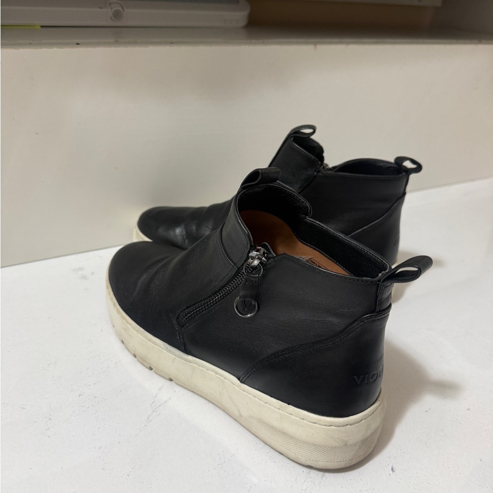 Leather ankle boot sneaker, Vionic
Brinkley Black Leather High-Top Sneakers - Picture 13 of 16